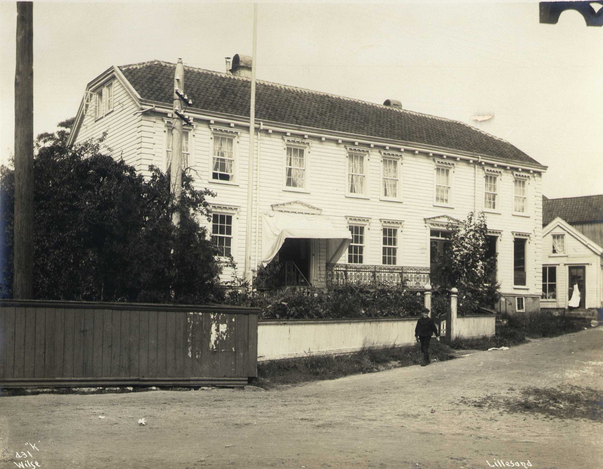 Anders Beer Wilse, Carl Knudsen gården - idag Lillesand By- og Sjøfartmuseum. Stor trebygning, Lillesand, Aust-Agder.
