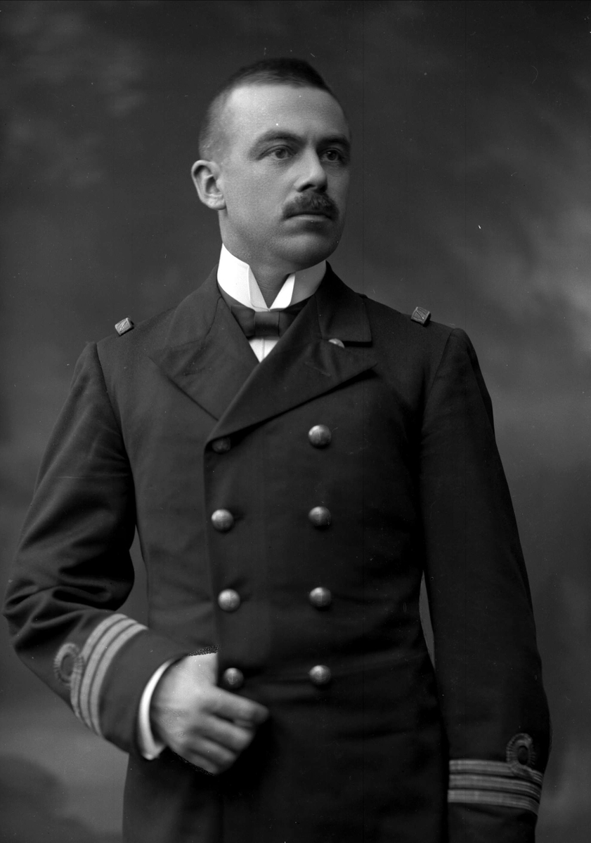 Gustav Borgen, Portrett, kaptein Engelstad i uniform.
