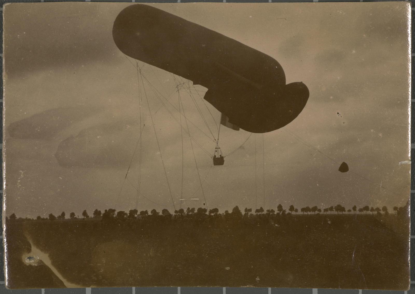 Desconegut, [Zeppelin]