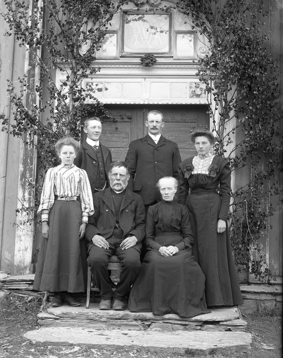 Peder J. Bredalslien, gruppebilde, familie