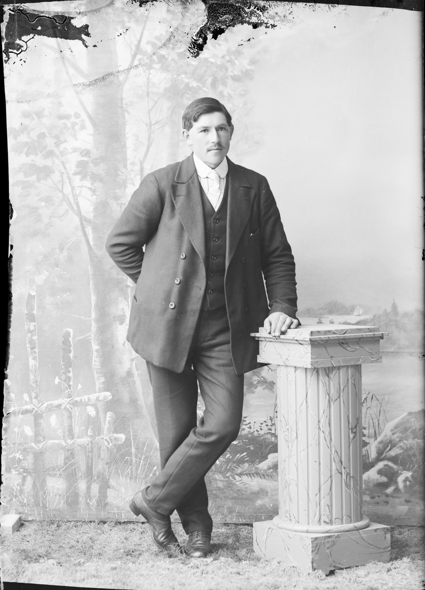 Skötsner-Edhlund, Ateljéporträtt - man, Östhammar, Uppland