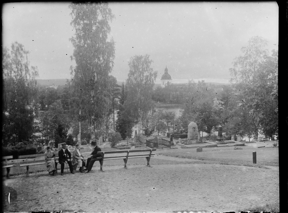 Skötsner-Edhlund, Män och kvinnor på kyrkogård, Sverige