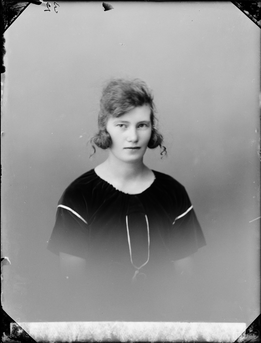 Skötsner-Edhlund, Ateljéporträtt - Astrid Mattsson från Lundsvedja, Valö socken, Uppland