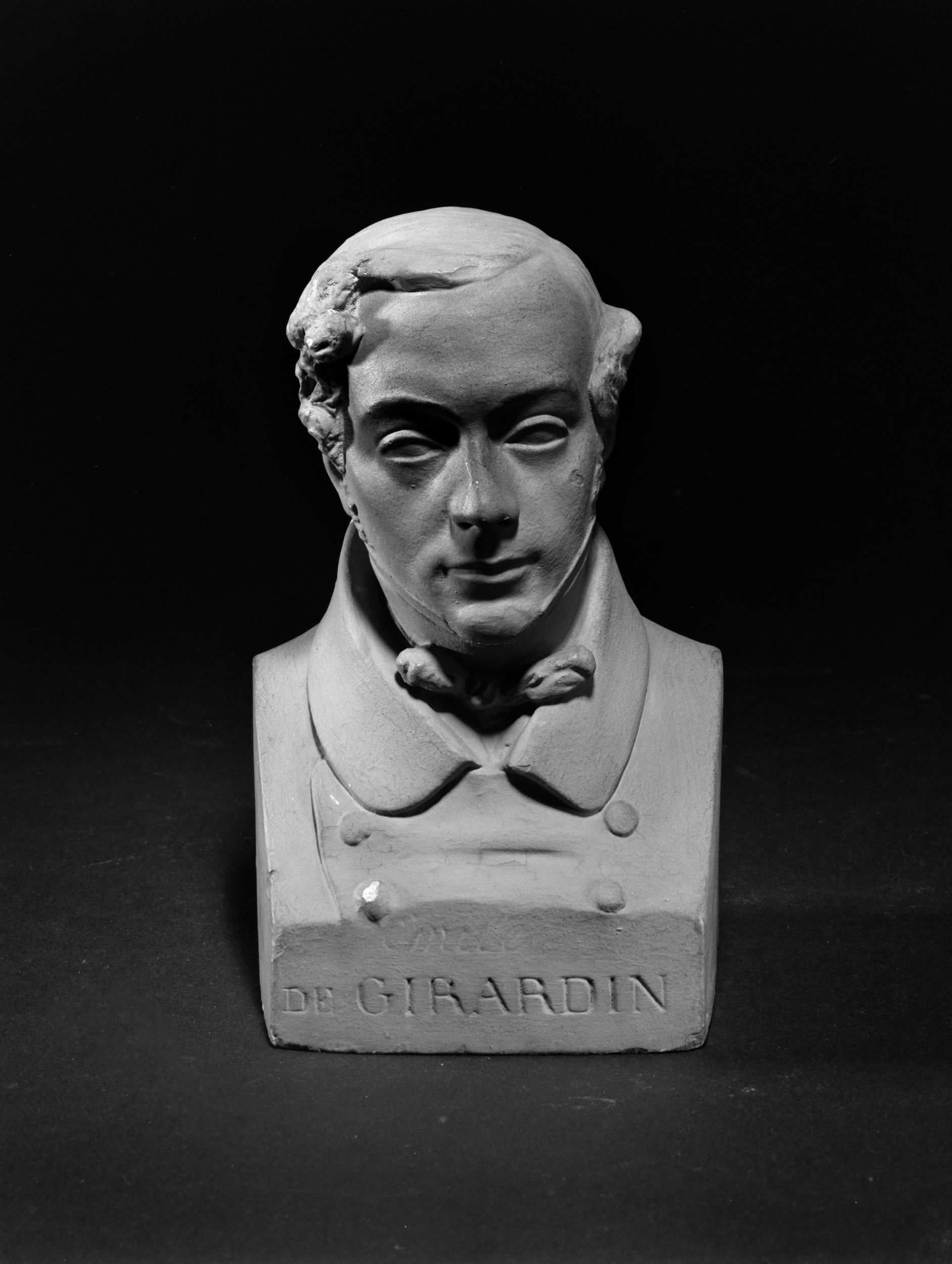 Jean Pierre Dantan, Portrait sérieux d'Emile de Girardin (1806-1881), publiciste et homme politique.