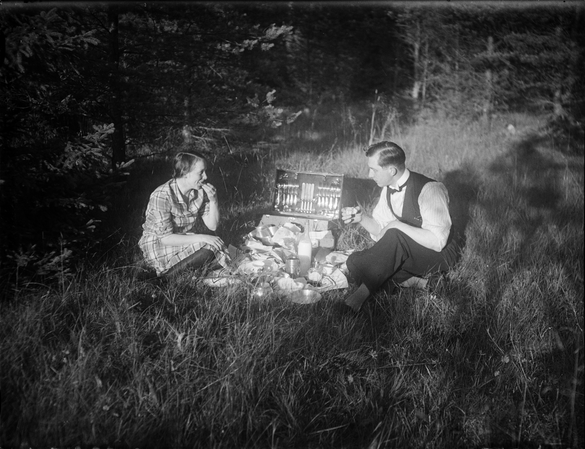 Skötsner-Edhlund, Josef Edhlund och kvinna på picknick, Östhammar, Uppland