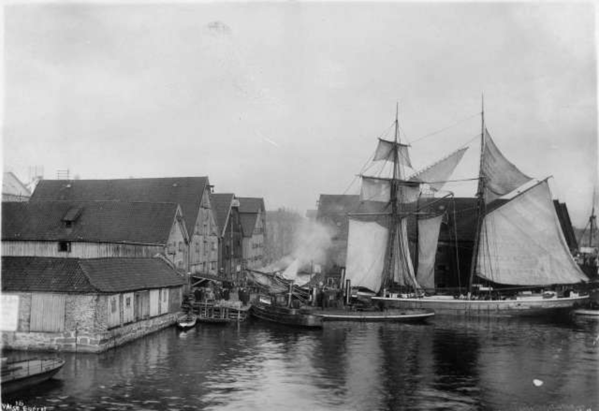 Anders Beer Wilse, Oslo, Langbryggen .Havnen Seilskute 1900