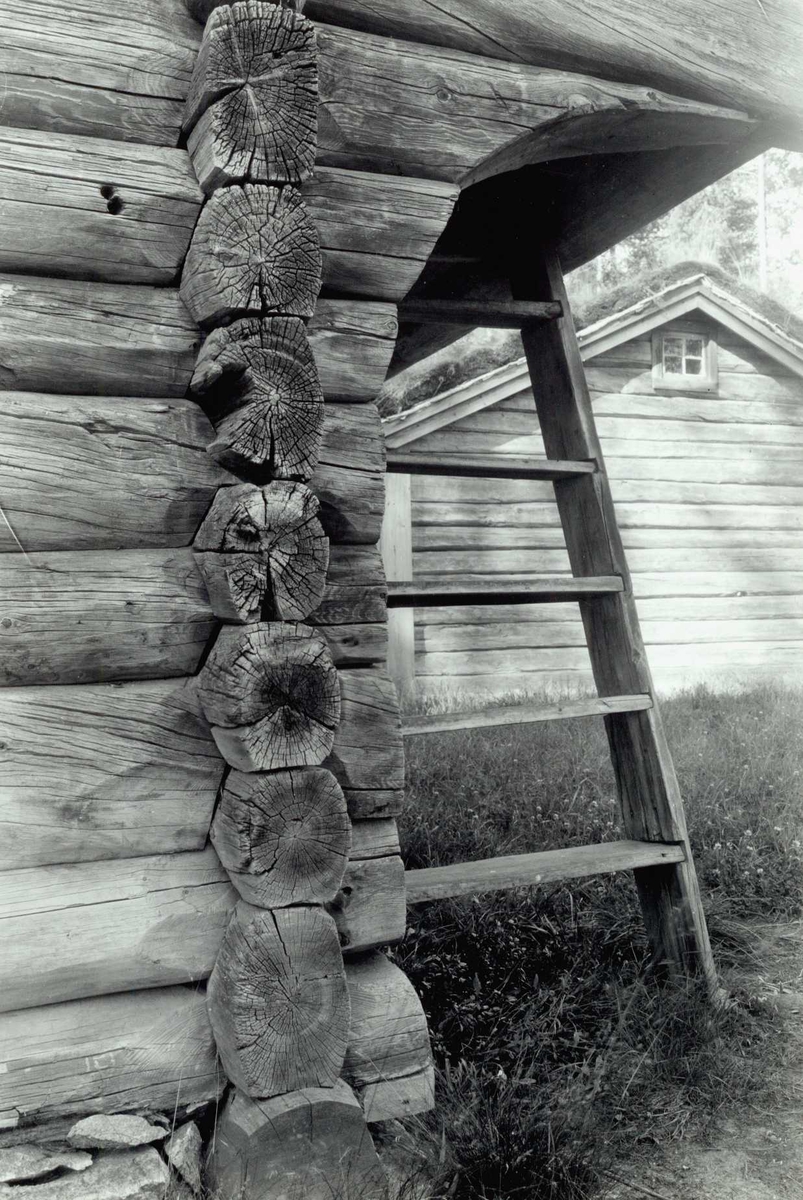 Gisle Midttun, Tømmerøya, Folldal, Nord-Østerdal, Hedmark. Laft i loftbu. Nå på Glomdalsmuseet.
