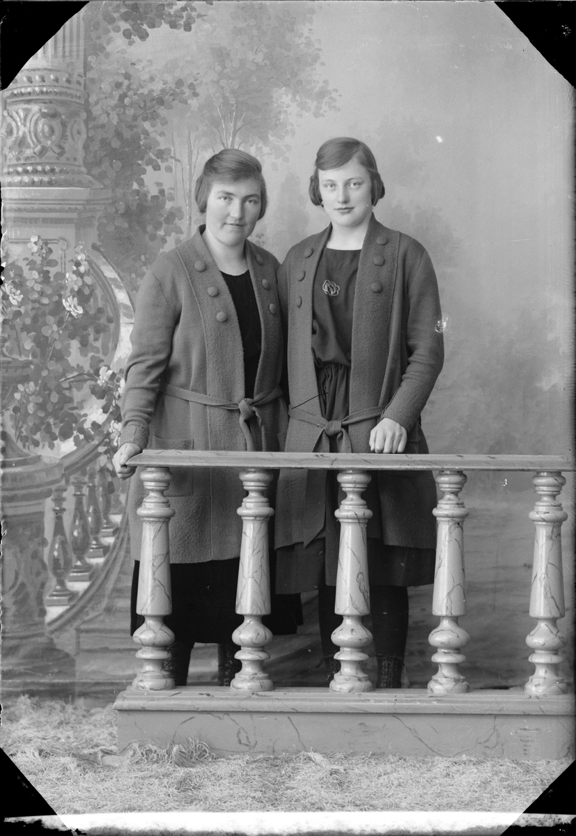 Skötsner-Edhlund, Ateljéporträtt - kvinna med Anna Österberg från Barkö, Börstil socken, Uppland 1923