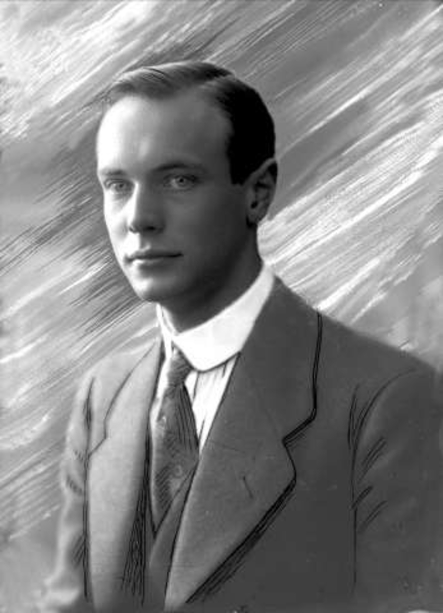 Gustav Borgen, Portrett, mann i dress.