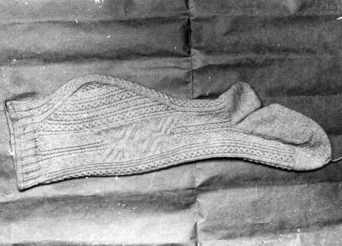 Anna Grostøl, Valle, Aust-Agder 1938. Strikket kvinnestrømpe med mønster.