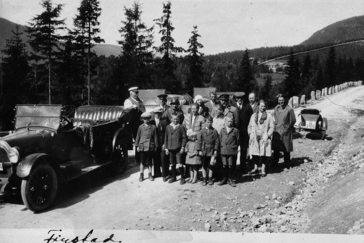 Ukjent, Tur til Finstad med 3 bilder (privatbiler) og motorsykkel