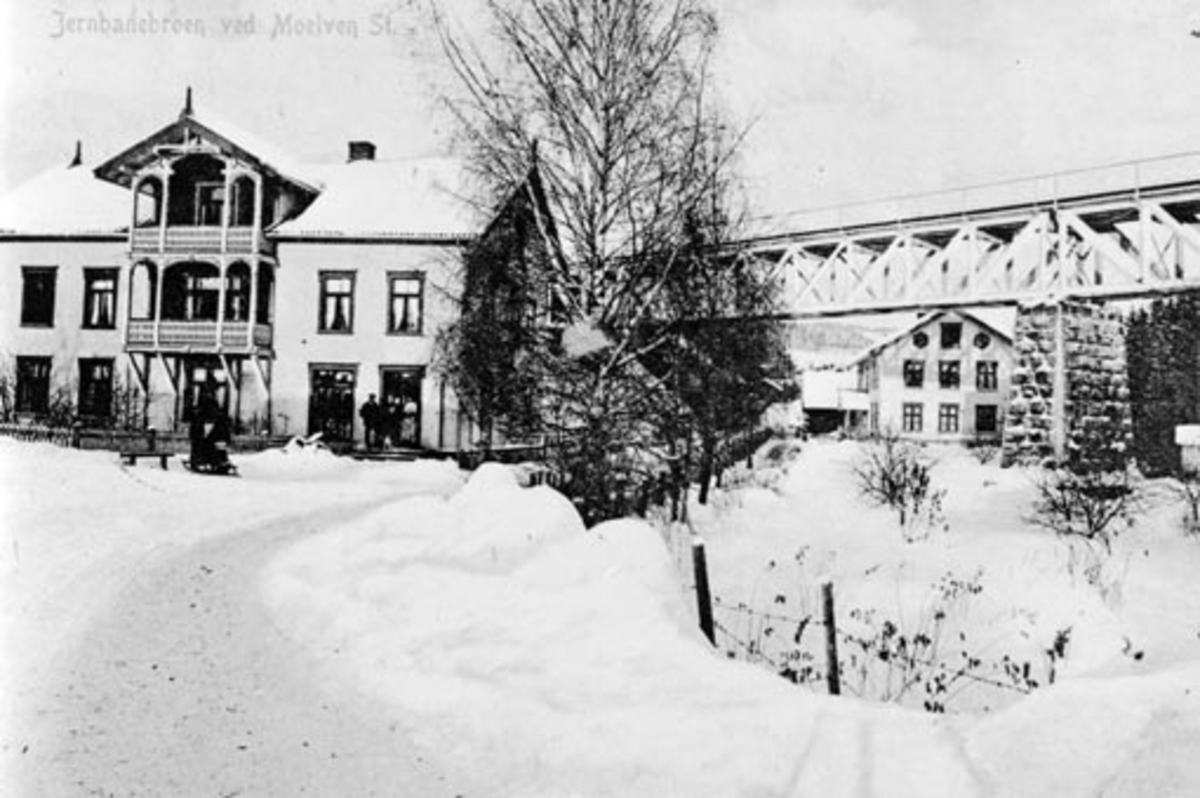 Anno Domkirkeodden, Moelv, eksteriør, Linnerudgården med jernbanebrua, Brovold mølle i bakgrunn.