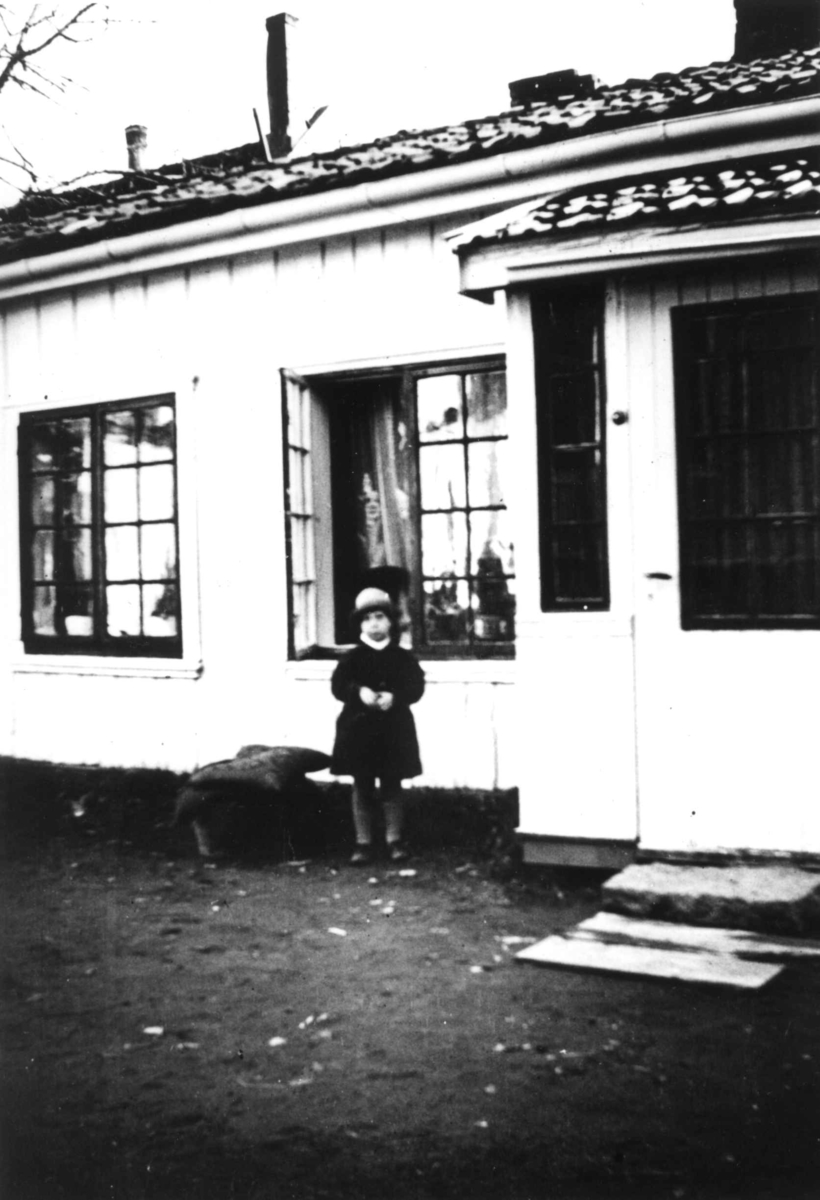 Nanna Broch, Bolighus, trebygning, Oslo. Barn poserer ved inngangen. Fra boliginspektør Nanna Brochs boligundersøkelser i Oslo 1920-årene.