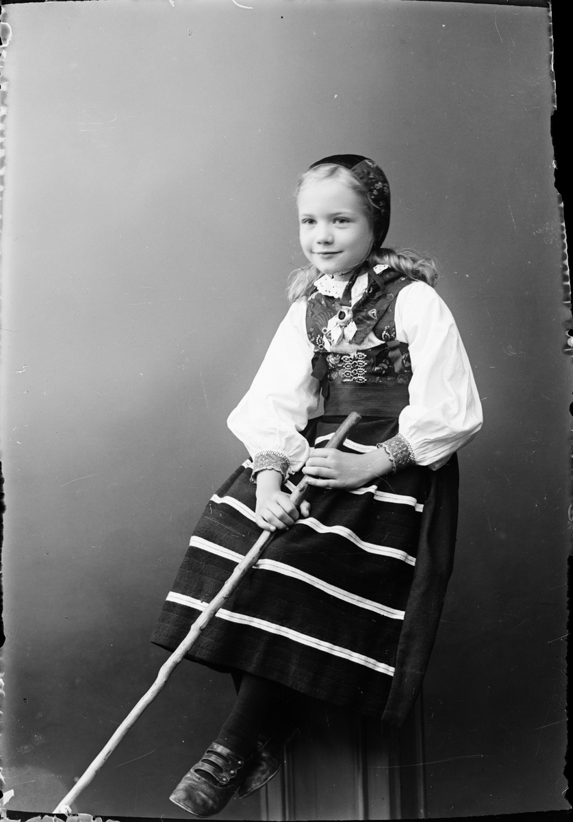 Skötsner-Edhlund, Ateljéporträtt - Tyra Edhlund klädd i folkdräkt, Östhammar, Uppland