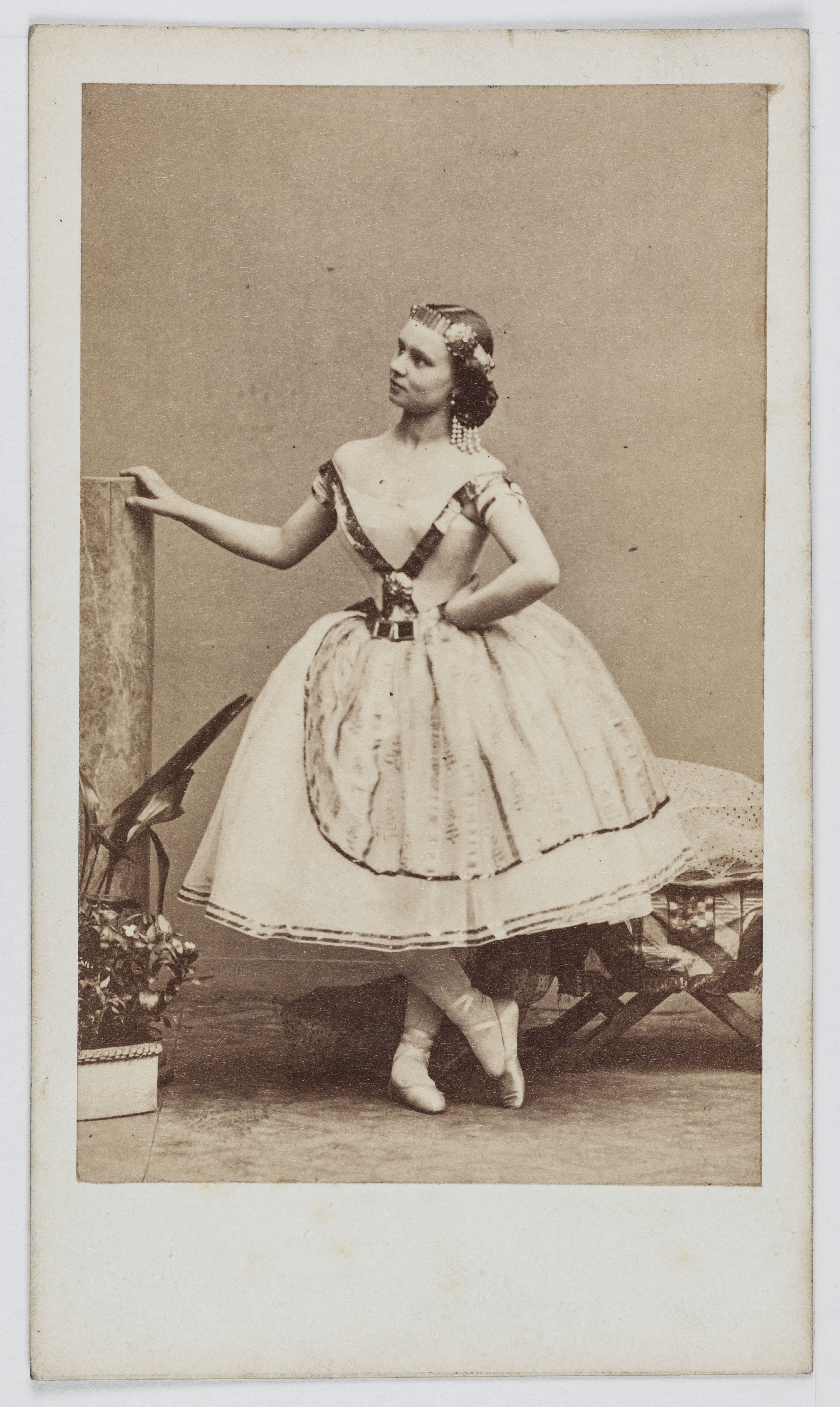 Disderi & Cie, Portrait d'Alexandrine Simon (1834- ap.1895), danseuse et actrice à l'Opéra de 1852 à 1870, au Théâtre des Bouffes-Parisiens en 1862 et au Théâtre de la Gaîté.