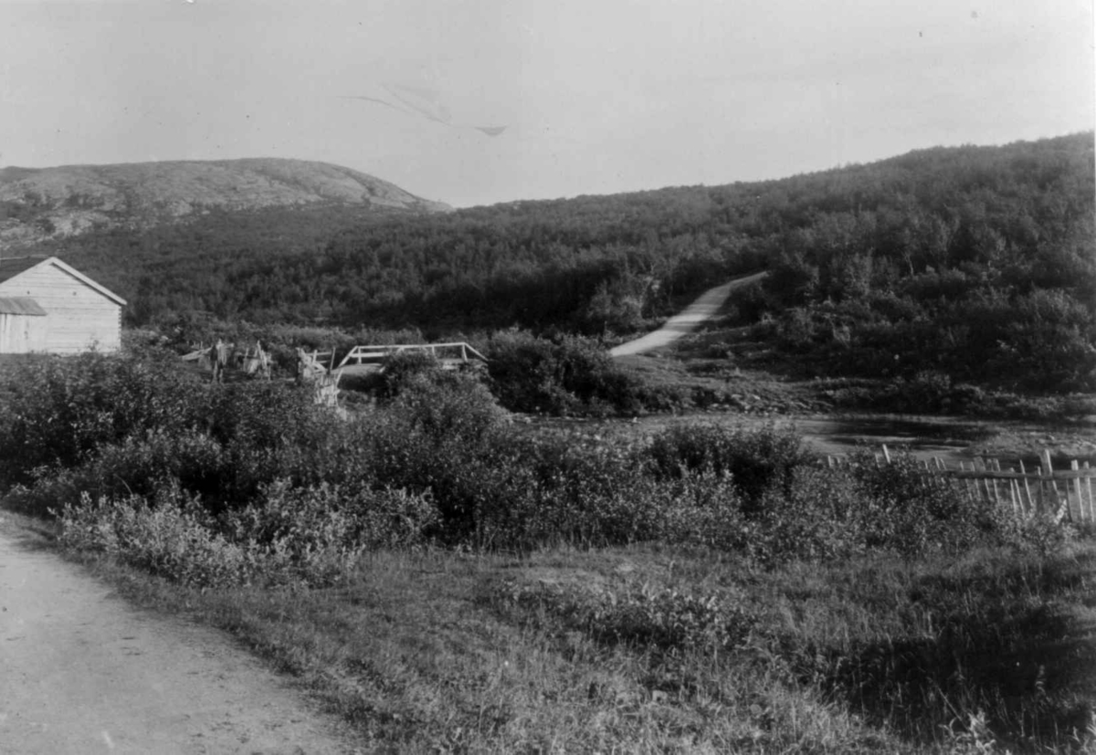 Ellisif Rannveig Wessel, Oversiktsbilde over Kirkenes, Sør-Varanger, Finnmark, veiparti med bro, 1890-årene.