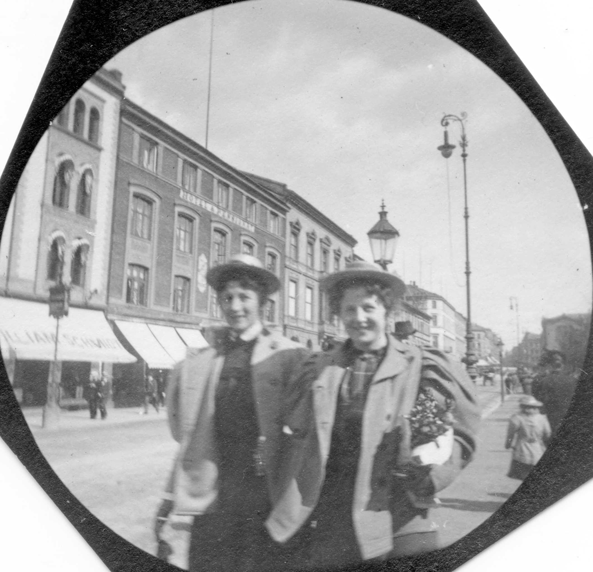 Fredrik Carl Mülertz Størmer, Frk. Grønner og en annen kvinne spaserer langs Karl Johans gate, Oslo.