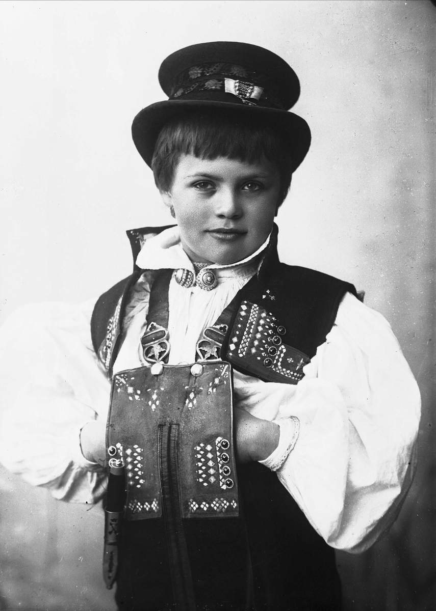 Solveig Lund, Studioportrett av ung gutt i drakt og hatt.