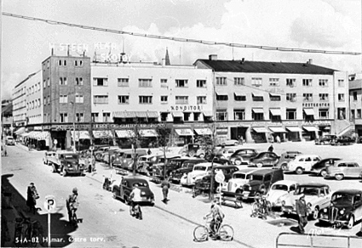 Anno Domkirkeodden, OVERSIKT ØSTRE TORG MOT POSTHUSGÅRDEN, FOLKELIV, BILER, SYKLER, M. STEEN, LIES KONDITORI, POSTHUSET.