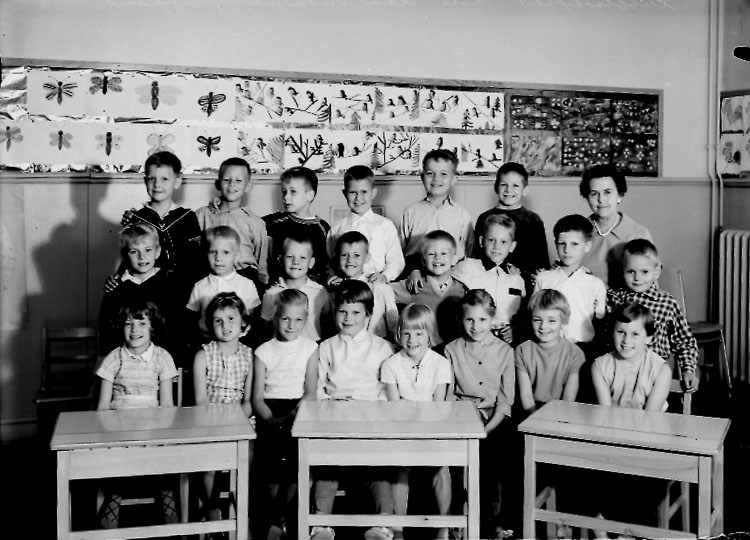 Sven Lindskog, Classroom interior, 22 schoolchildren with a teacher.