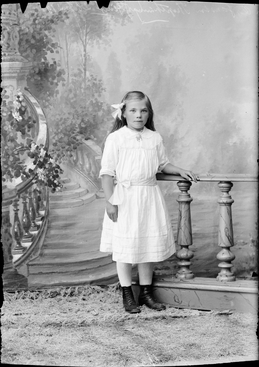 Skötsner-Edhlund, Flickan Jansson från Gimo, Skepthammar socken, Uppland 1919