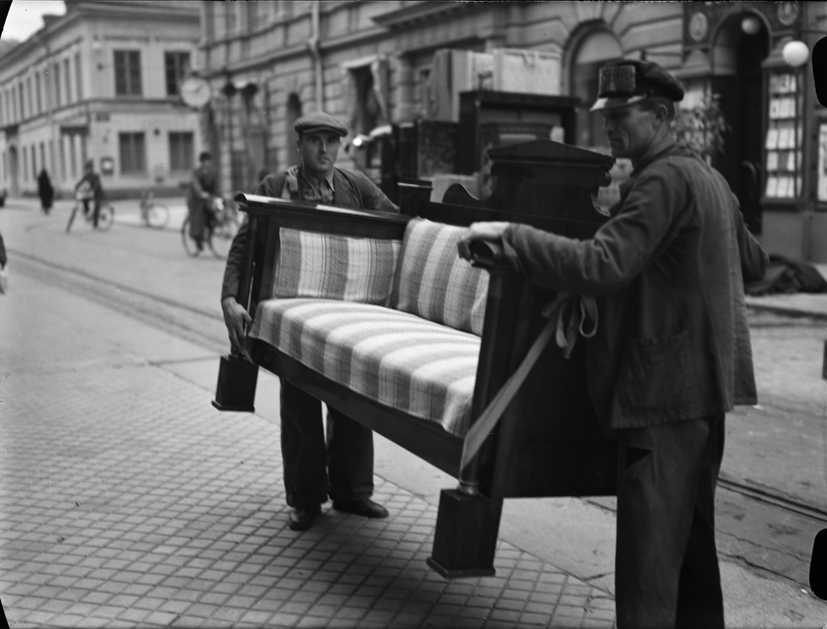 Paul Sandberg, "Uppsalaborna flyttade ivrigt trots krisen", Drottninggatan, Uppsala oktober 1941