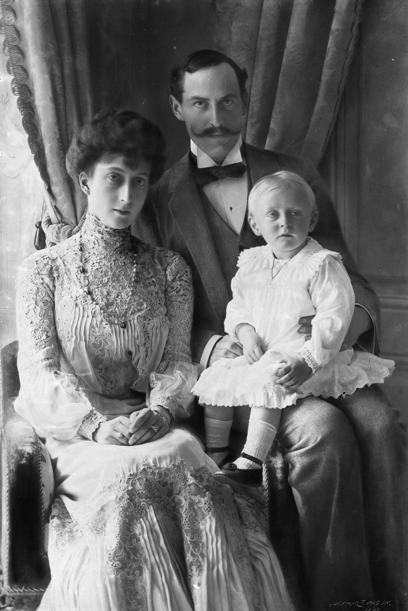 Gustav Borgen, Kongefamilien, kong Haakon VII, dronning Maud og kronprins Olav, 1905. Avfotografering.