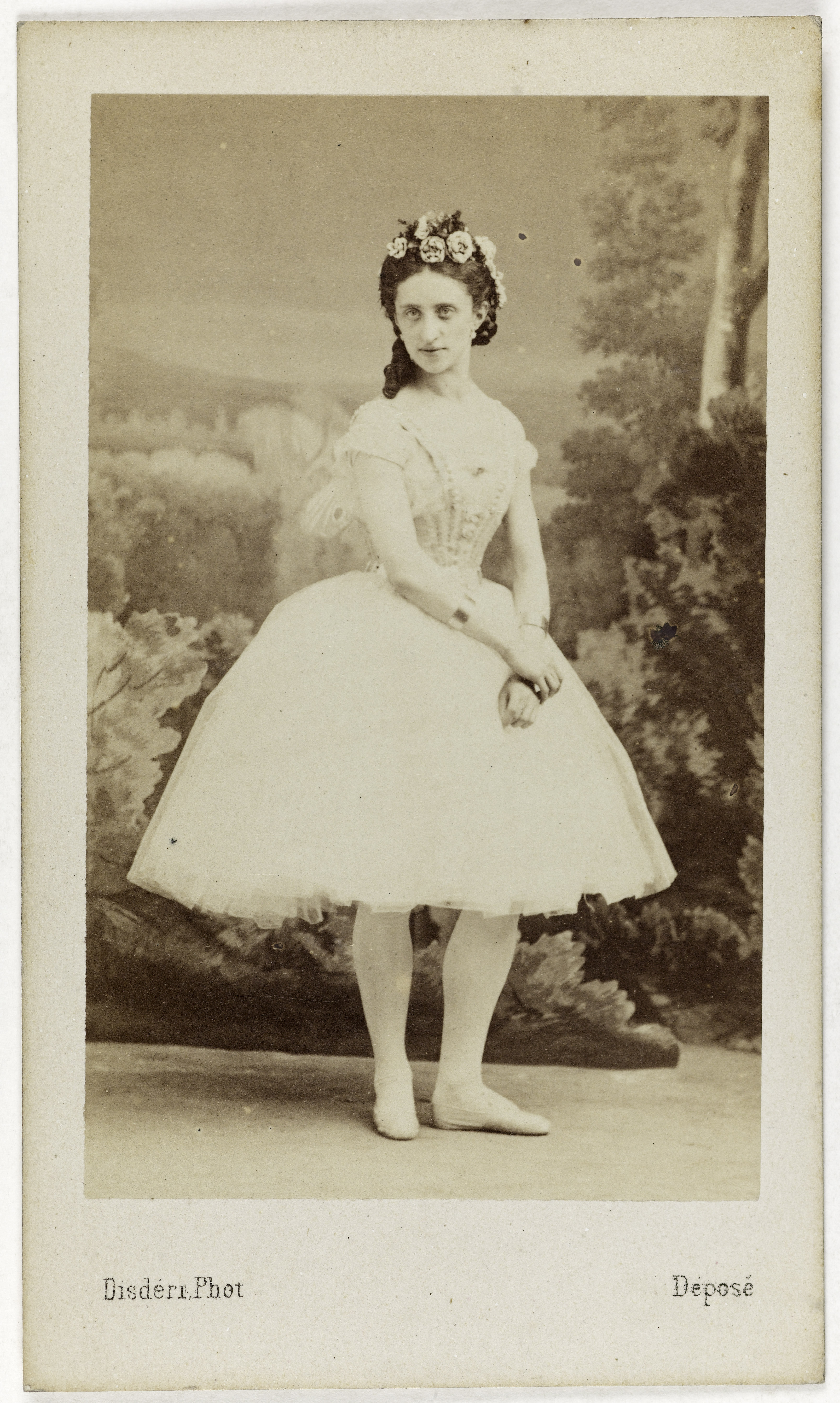 André-Adolphe-Eugène Disdéri, Portrait de Mourawieff, danseuse à l'Opéra en 1863.