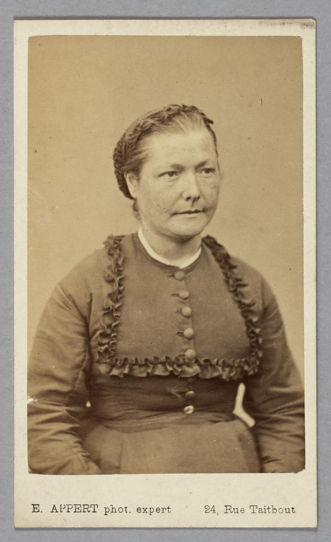 Ernest Charles Appert, Portrait de Désirée ( Dumont ? ), pris à la prison des Chantiers à Versailles. Commune de Paris, 1871.