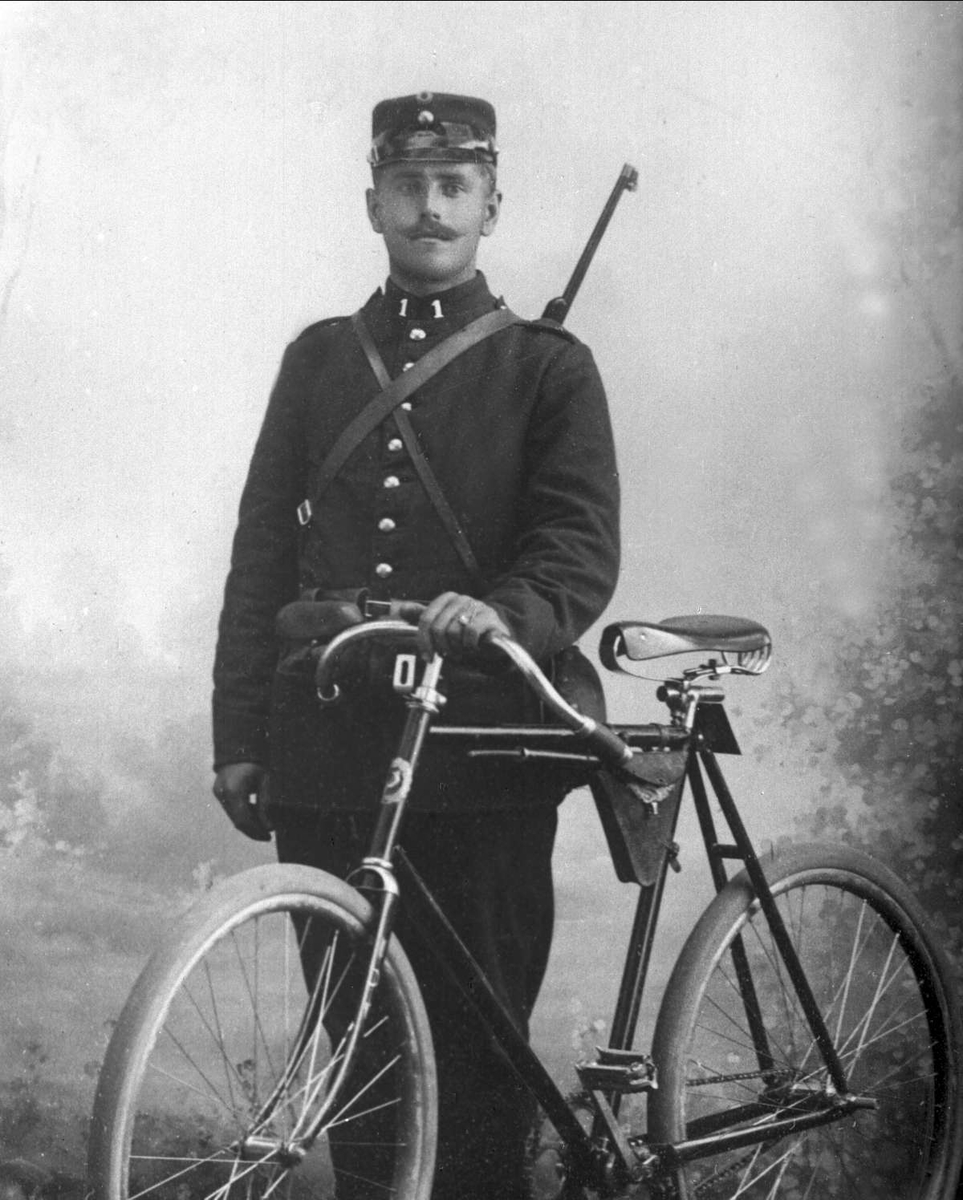 Gustav Borgen, Avfotografering. Portrett, soldat i uniform med rifle og sykkel.