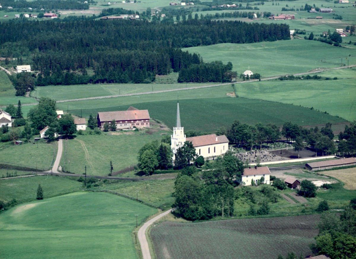 Widerøes Flyveselskap A/S, LØTEN KIRKE. FLYFOTO. LØTEN PRESTEGARD