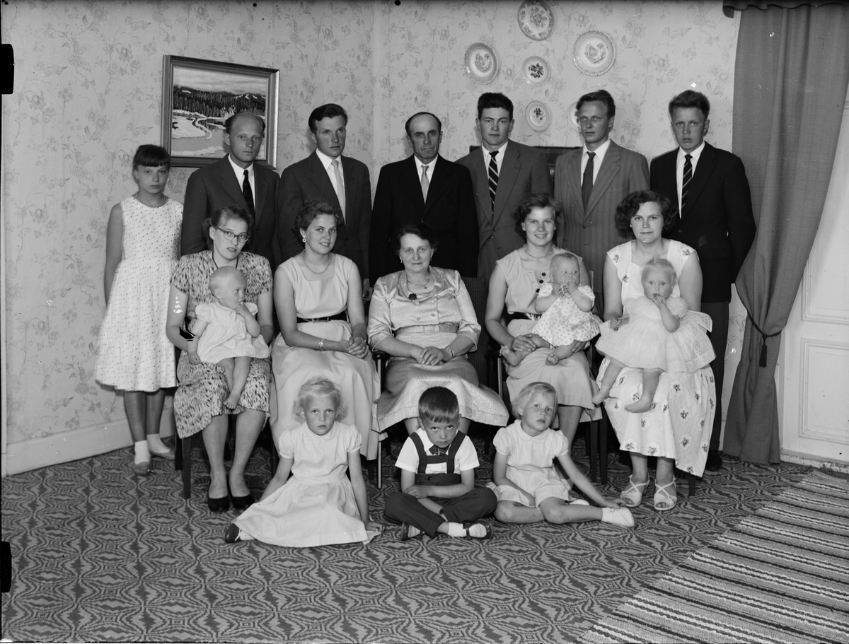 Skötsner-Edhlund, Grupporträtt i bostadsmiljö, Östhammar, Uppland