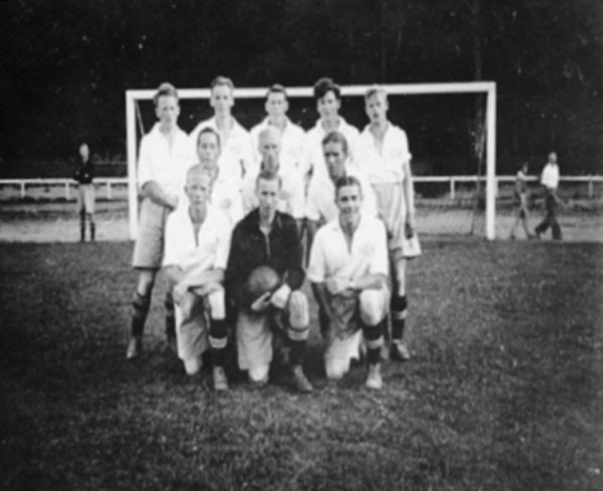 Anno Domkirkeodden, GRUPPE 11 FOTBALLSPILLERE, BRISKEBY FOTBALLAG JR, HAM-KAMBak fra v:Hilmar Emilsen, Leif Kjernli, Asbjørn Andersen, Michael Granberg, Fridtjof Helgesen. Foran fra v: OdmundBerntsen, Arne Berg, Johan Jensen. Midtre rekke:Olav Halstensen, Marius Bakkerud, ge Synstad. Sommerturne i Vestfold. Lovisenlun…
