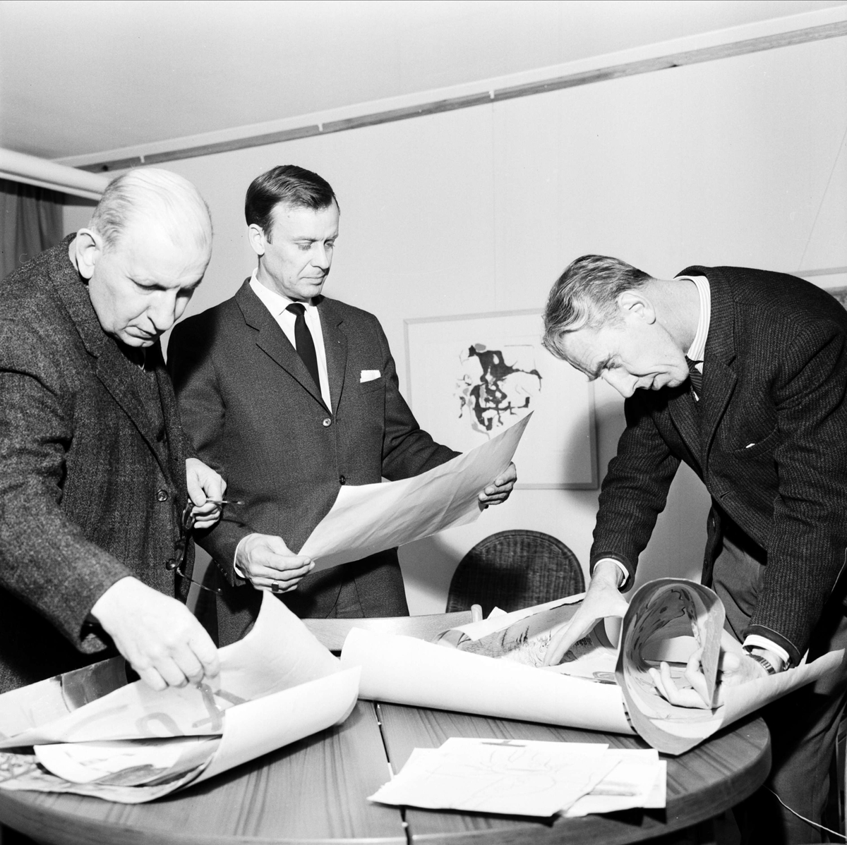 Tierp Arbetarbladet, Tre män tittar på teckningar av "unga tecknare", sannolikt Tierp, Uppland, 1966