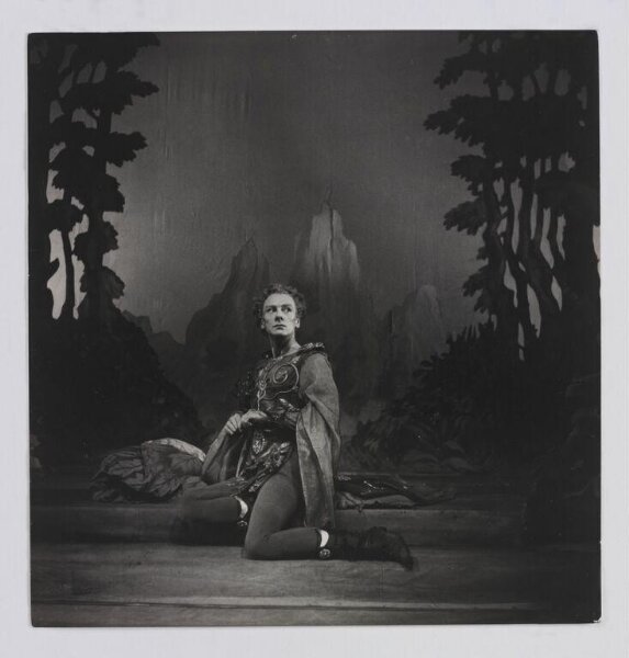 Beaton, Cecil (Sir), John Gielgud as Oberon