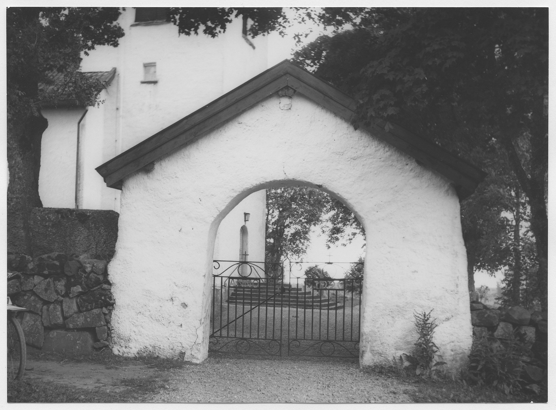 Mårten Sjöbeck, Kinneveds kyrkogårdsport