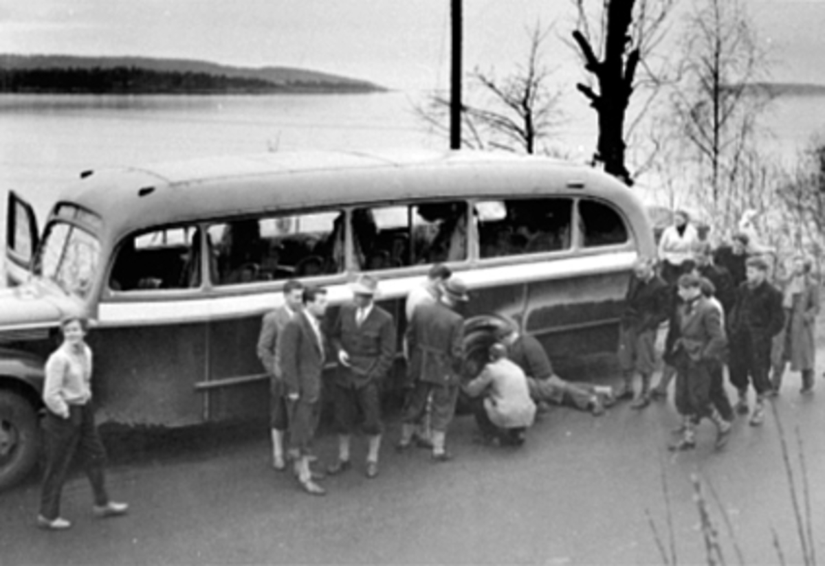 Anno Domkirkeodden, HAM-KAMS FØRSTE BUSS, BUSSTUR, PUNKTERING, FOLK, SJÅFØR HÅKONSENBussen kjøpt i Elverum, fra et buss-selskap. Brukt bl. a. til Trondheim-cup. Punktering under Sørlandstur. Sjåfør Herman Håkonsen.