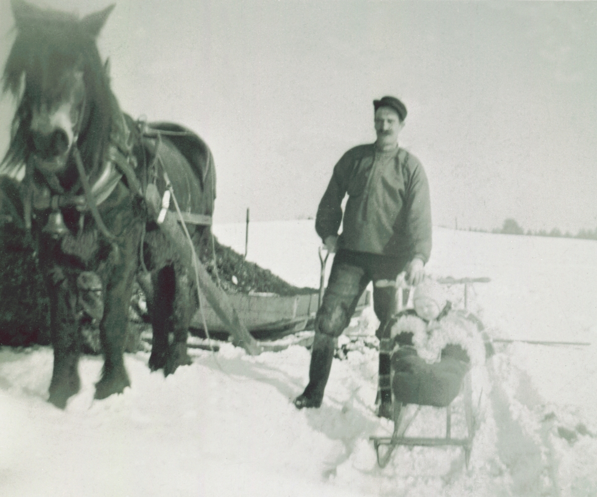 Anno Domkirkeodden, HUSMANN SIGVART LUNDBY KJØRER MØKK, HEST M/LASS, LITE BARN:DAGNYHELENE RUSTAD I SKINNPOSE PÅ SPARK, VINTER, FINNSTAD STORE, LØTEN