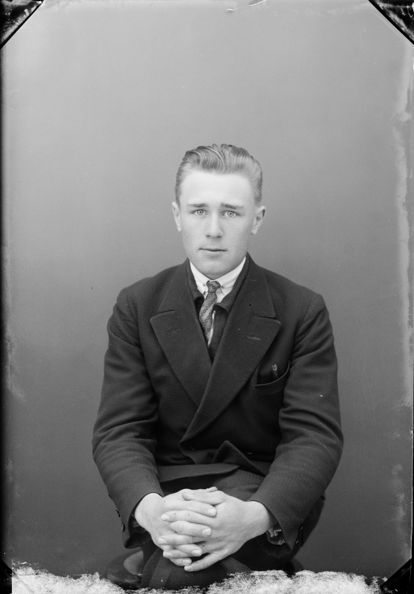 Skötsner-Edhlund, Ateljéporträtt - Egon Karlsson från Roddarne, Hökhuvud socken, Uppland