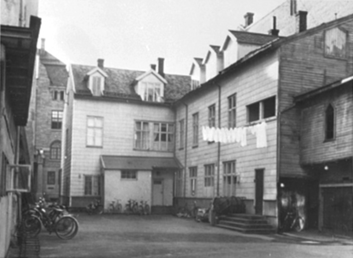 Anno Domkirkeodden, EKSTERIØR BAKGÅRD, TORGGATA 13, KLESVASK, SYKLER