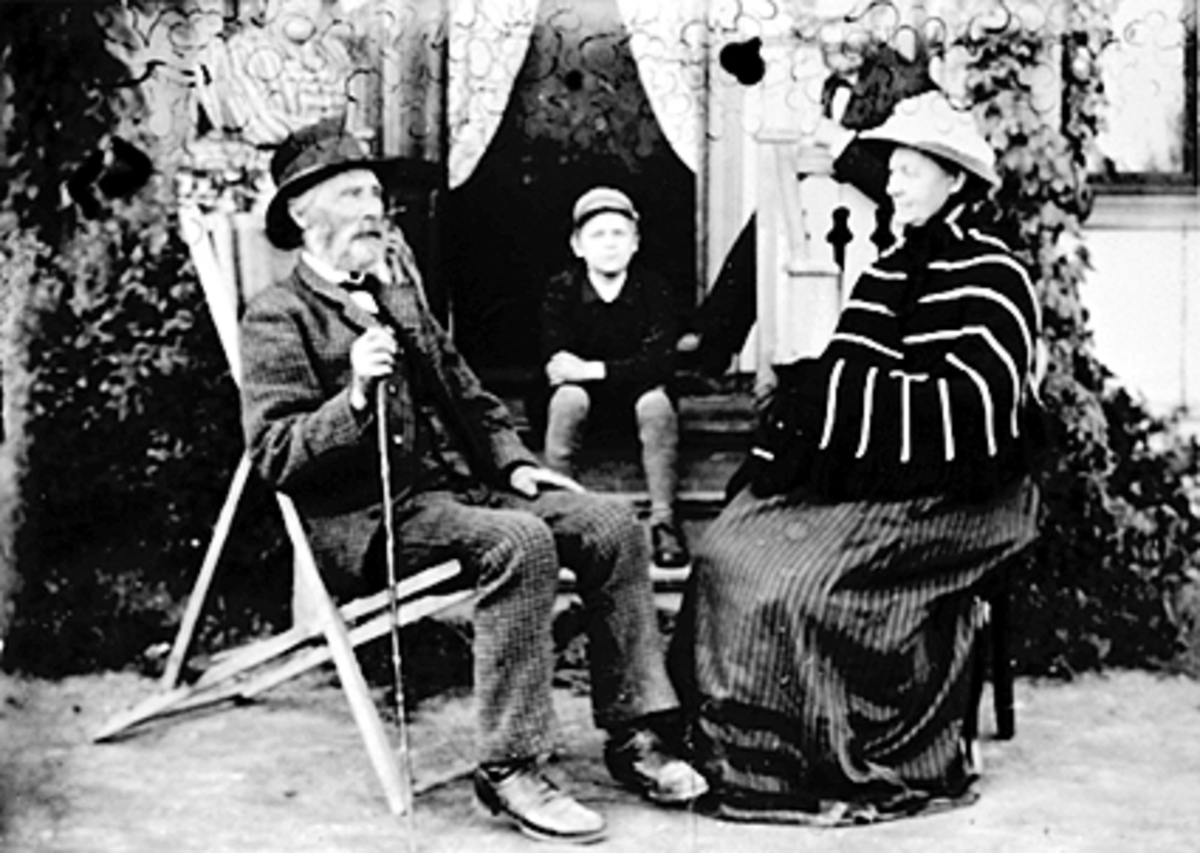 Anno Domkirkeodden, Hamars første lærer, garvermester Olsen med frue. På trappa er Jacob Erichsen f. 1880 8 år.