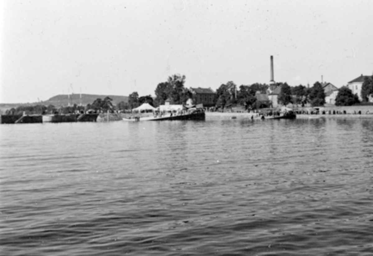 Anno Domkirkeodden, HAMAR BRYGGE, HØIENSALSODDEN, SETT FRA MJØSA, MYE FOLK VED BRYGGA