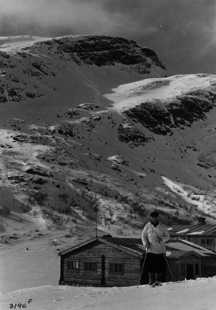 Anders Beer Wilse, Skiløper ved Spiterstulen i Visdalen i Jotunheimen med snødekte fjell.