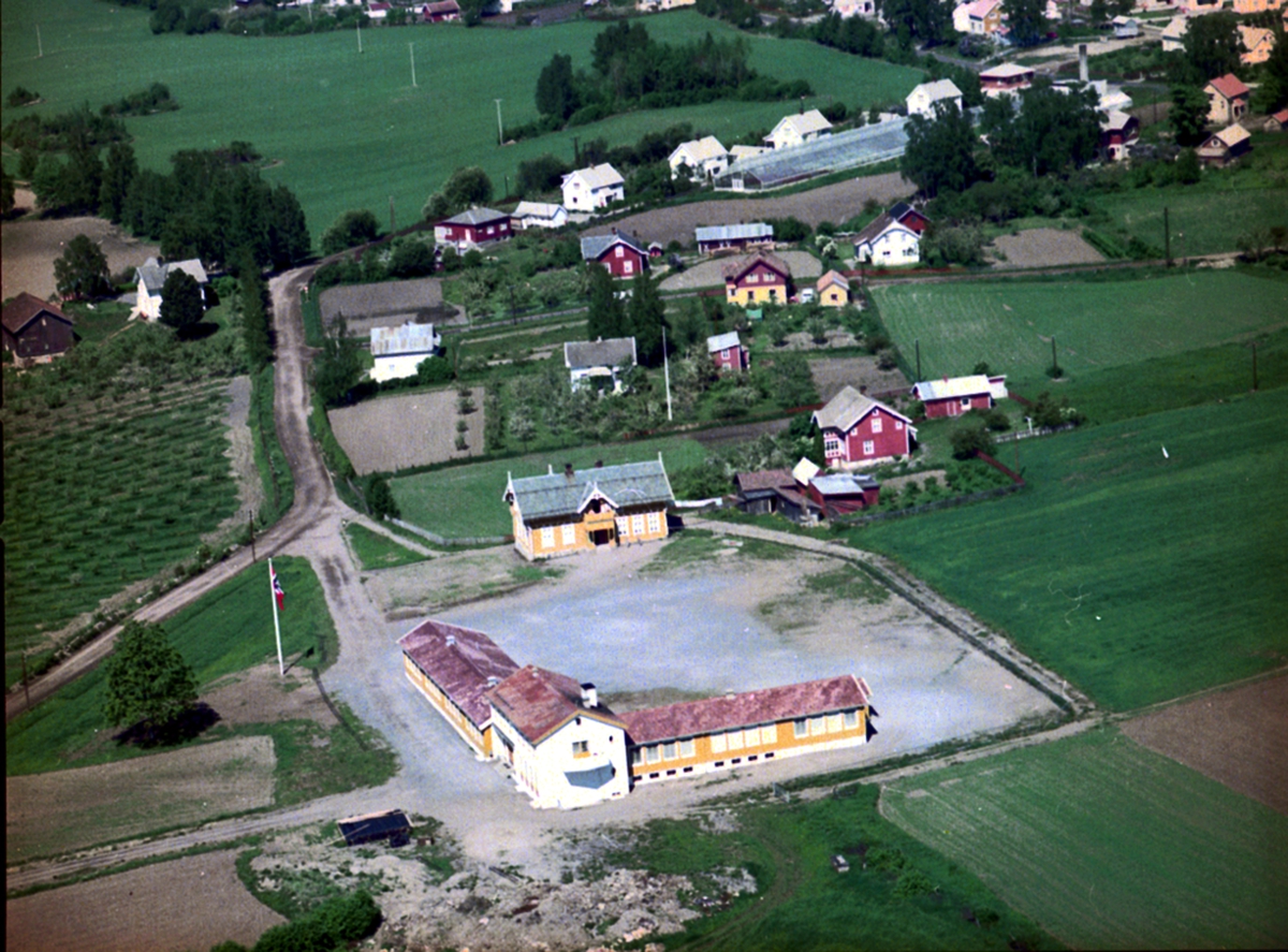 Widerøes Flyveselskap A/S, FLYFOTO ARSTAD SKOLE
