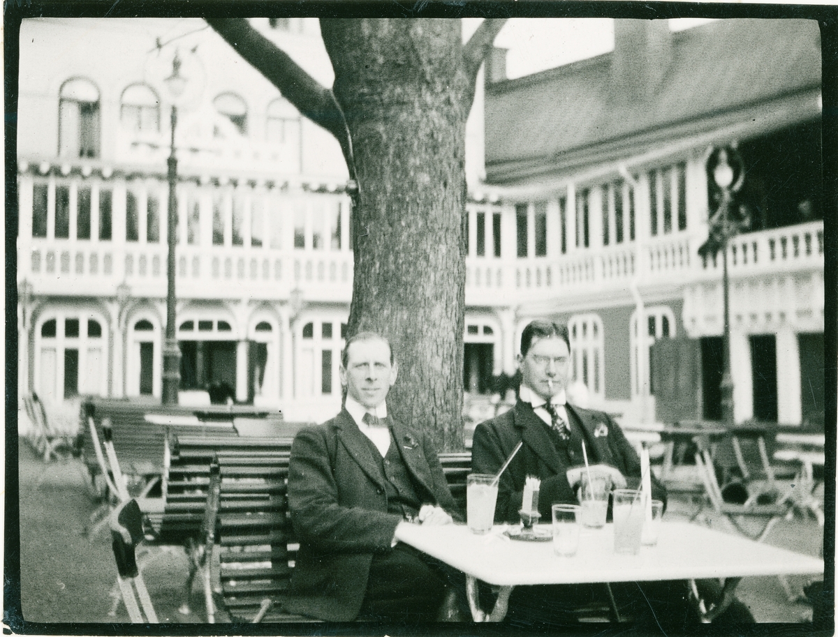 Bengt Mannerfeldt, Ivar Gosselman och Bengt Mannerfeldt på uteservering, Uppsala