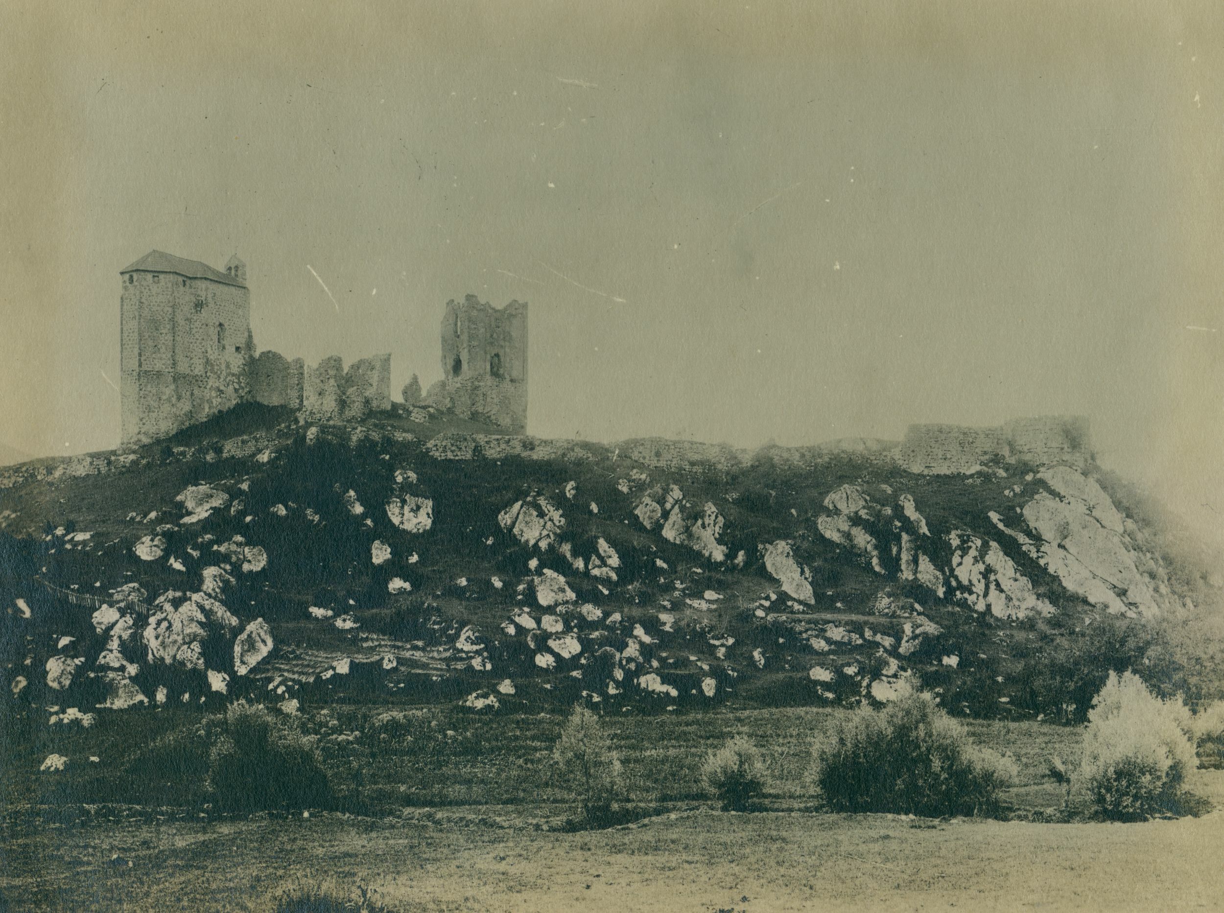 Emil Laszowski (?), Brinje Sokolac - Grad s kapelom, gledan sa sjevero-istočne strane
