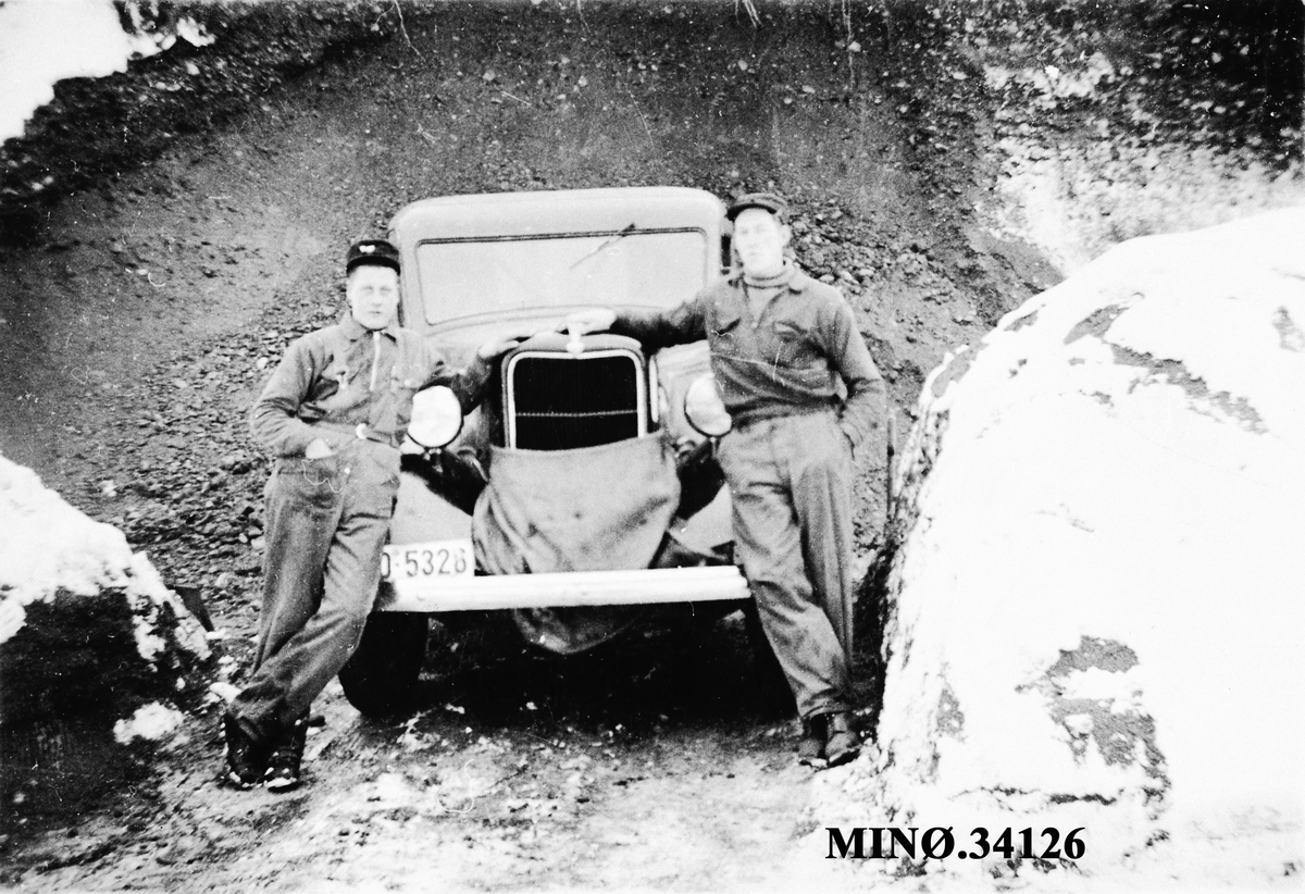 Ukjent, Strand grustak 1941. Magnar Berge, Ivar Breen og Bartold Hansen