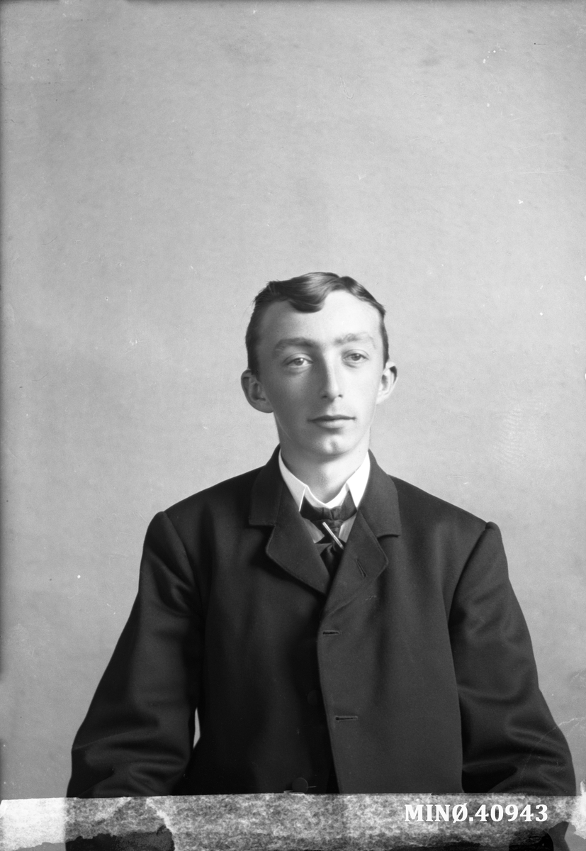 Oscar Holte, Portrett av ung mann - Peder Aas
