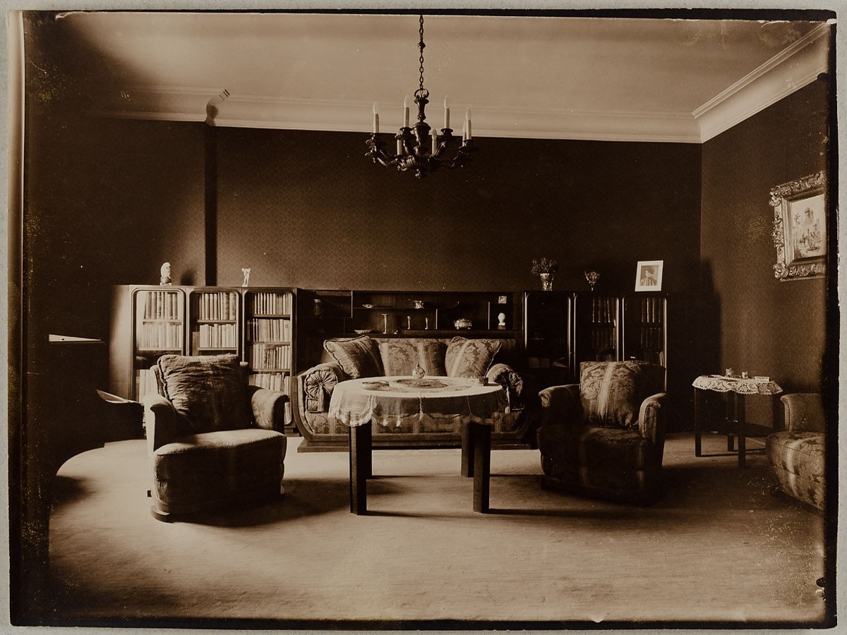 Johann Hinrich W. Hamann, Sitzecke mit Bücherwand
