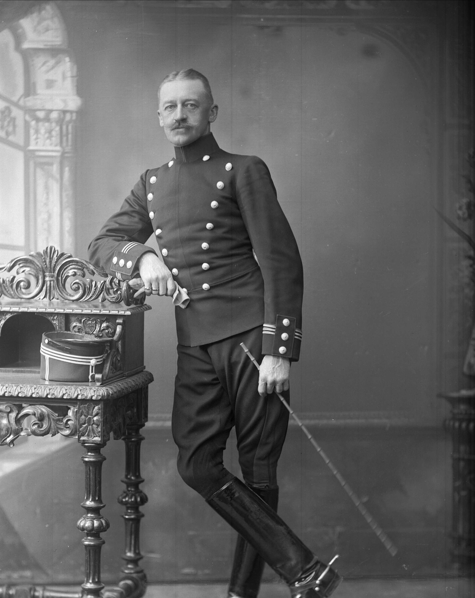 Gustav Borgen, Portrett, Christian Fredrik Michelet i uniform som rittmester ved kavaleriet.